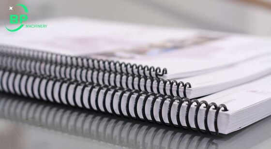 Machine à relier les cahiers à spirale pour la reliure à spirale plastique des cahiers avec une épaisseur maximale de 25 mm et diverses options de diamètre de spirale