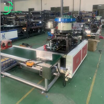 Machine à enveloppes Kraft Clasp bp001 avec perforation et insertion d'attache métallique pour différents formats de papier kraft.