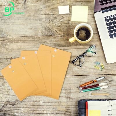 Machine à enveloppes Kraft Clasp bp001 avec perforation et insertion d'attache métallique pour différents formats de papier kraft.