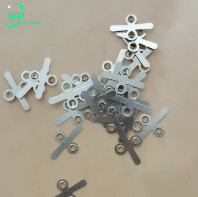 Machine à enveloppes Kraft Clasp bp001 avec perforation et insertion d'attache métallique pour différents formats de papier kraft.