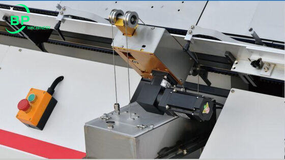 Machine d'emballage automatique de dos de cahier BPBB30L2F avec double alimentateur de couverture et fonctions de colle froide ou de colle chaude pour la reliure de cahiers de lycée