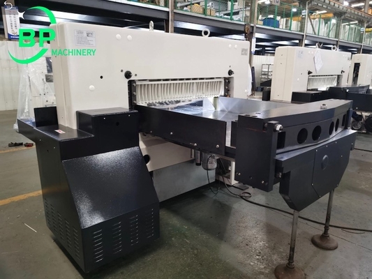 Coupeur de papier de papier automatisé hydraulique à grande vitesse et coupe QZYK130 de machines de publication périodique de la guillotine K